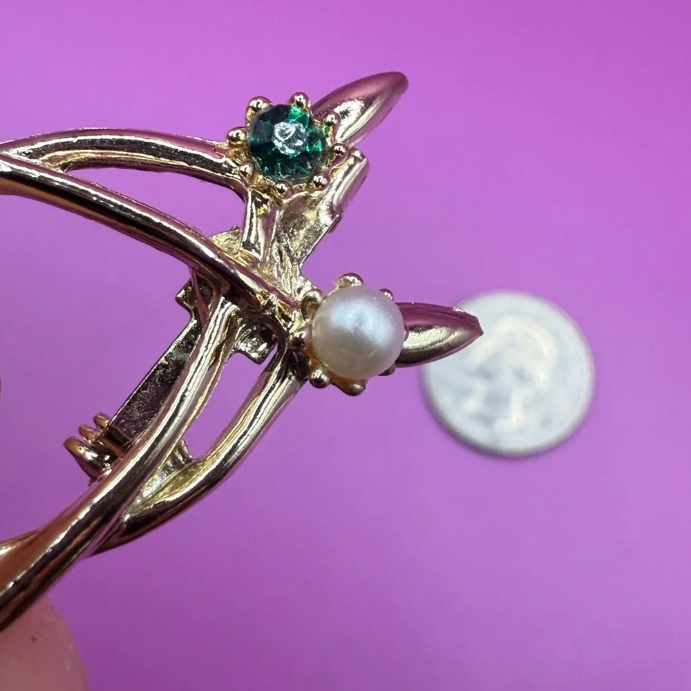Elegant Silver and green Gemstone wishbones‎ Brooch